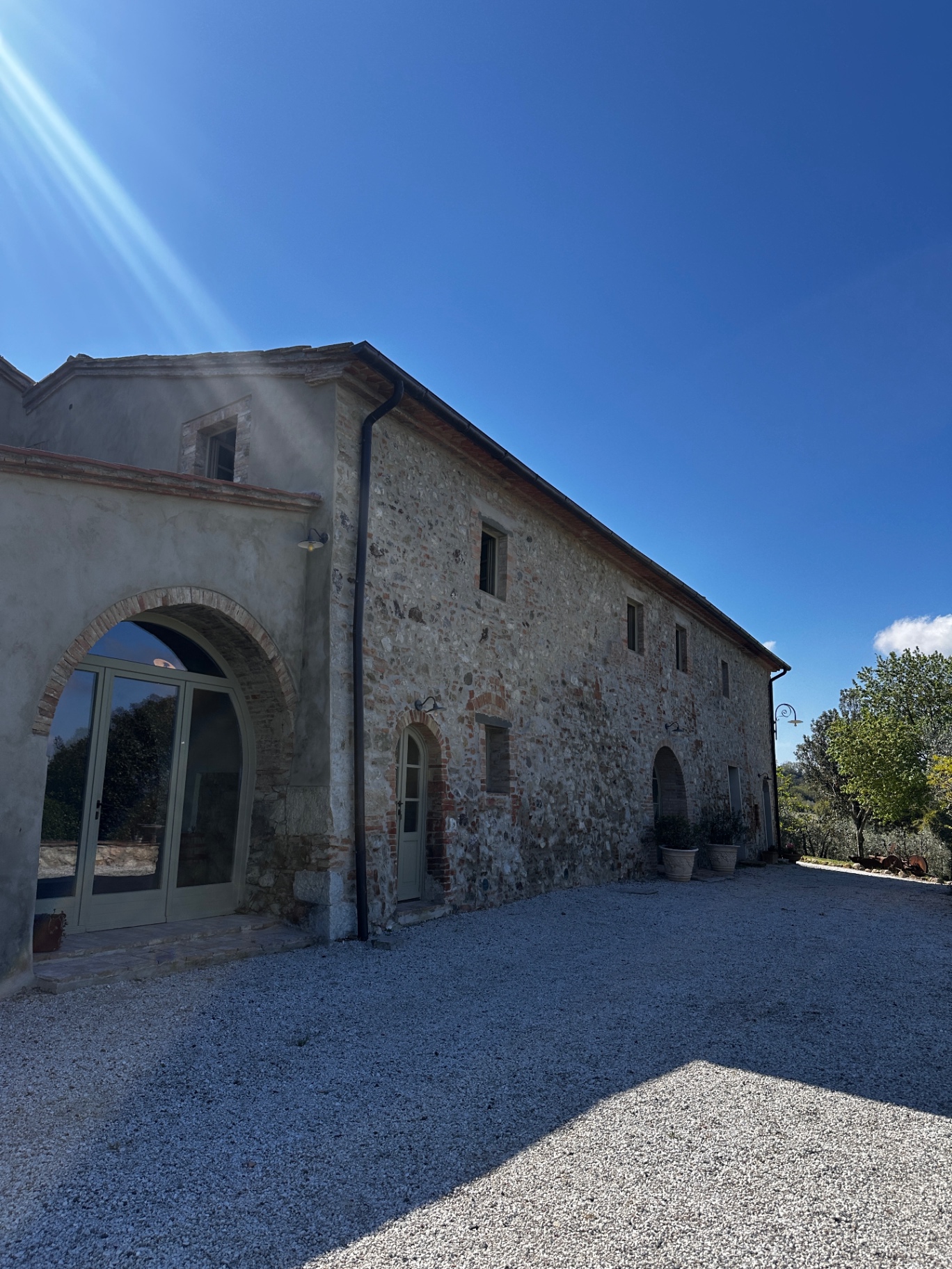 Le Capanne farmhouse entrance under the Tuscan sun