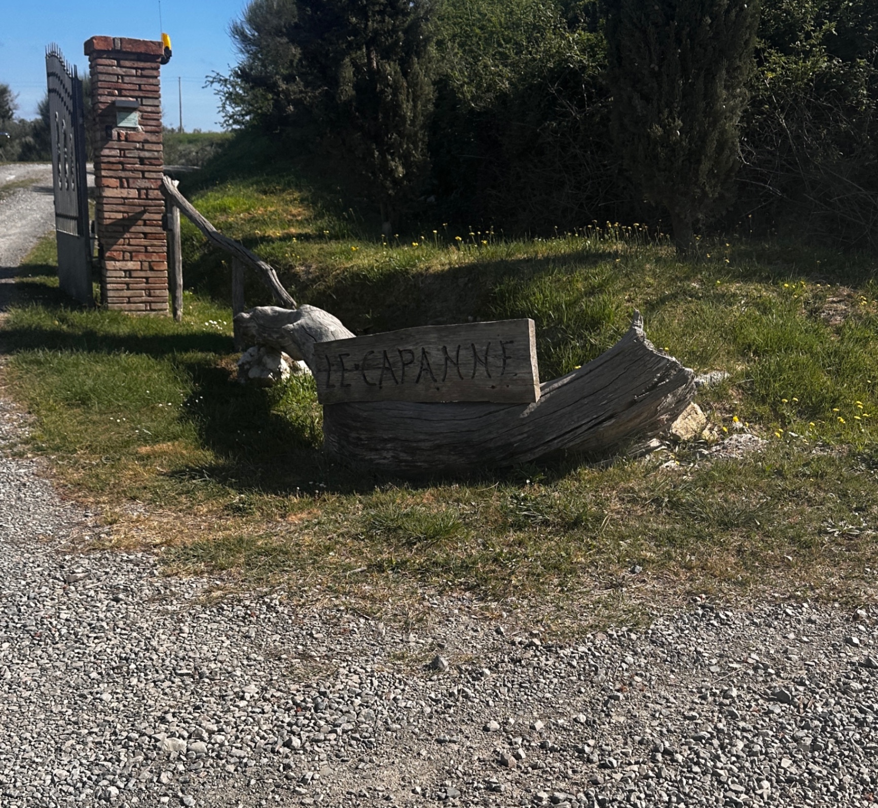 Le Capanne entrance sign